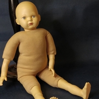 porcelæns hoved arme og ben på hudfarvet stof krop gammelt legetøj gammel dukke